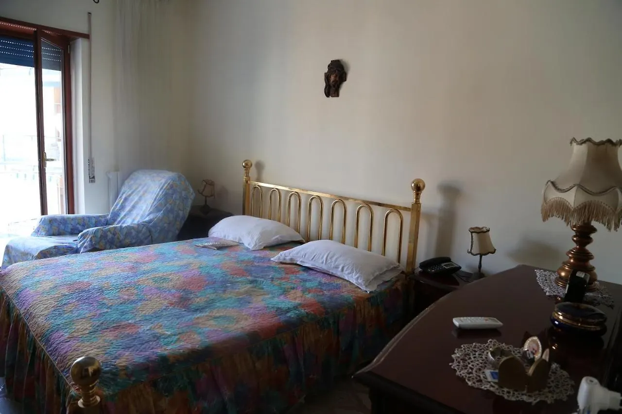 Stanza In Appartamento Neapol